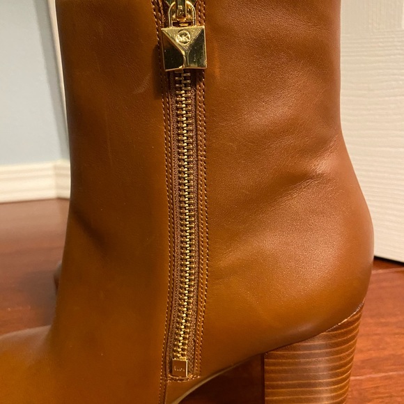 Boot - Picture 2 of 5